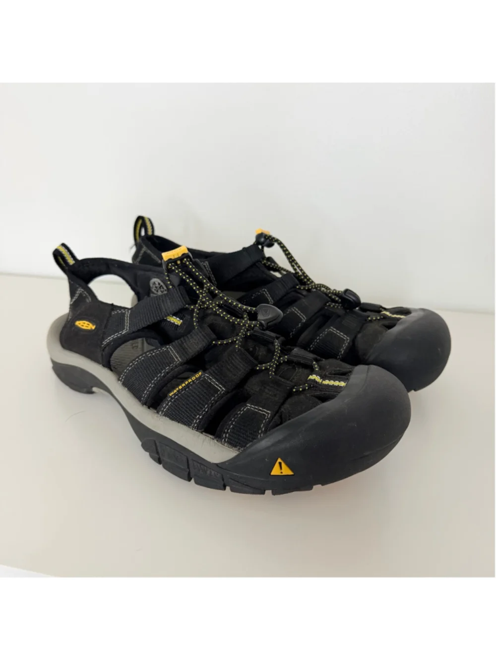 KEEN Newport H2 Closed Toe Water Sandals Men's Size 10 Black Fisherman Outdoor